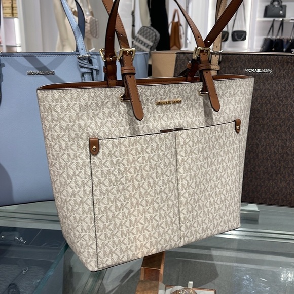 MICHAEL KORS JET SET TRAVEL MEDIUM DOUBLE POCKET TOTE 
VANILLA SIGNATURE NWT